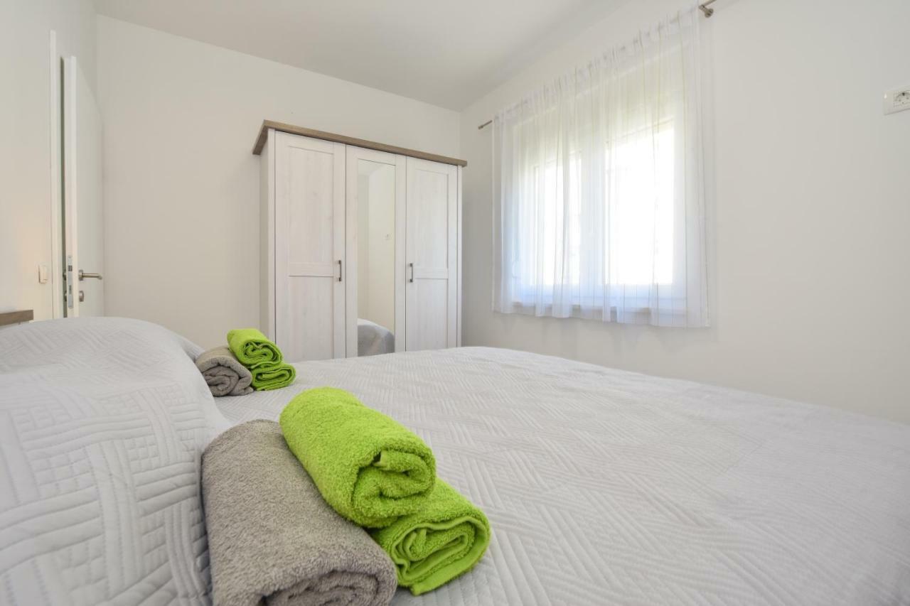 Apartmani Iva&Ante Dugi Rat Esterno foto