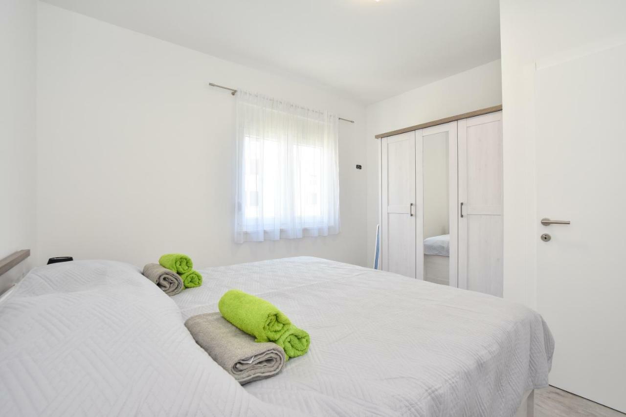 Apartmani Iva&Ante Dugi Rat Esterno foto